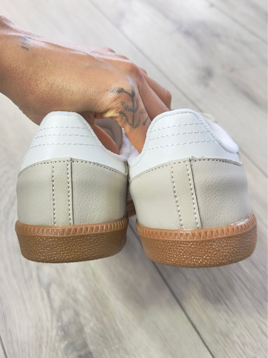 Samba Nude e Branco